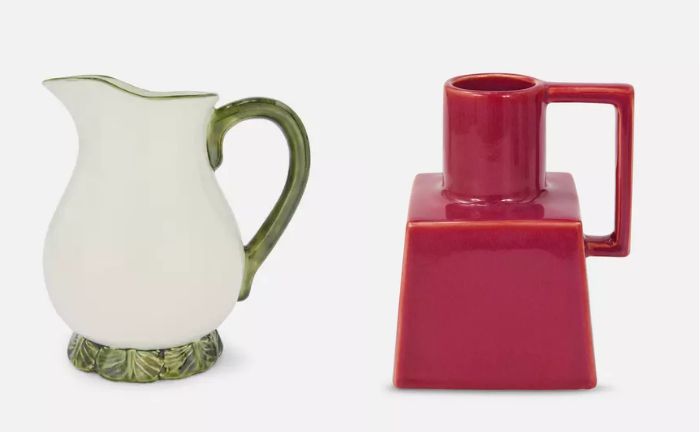 A la izquierda, jarrón de cerámica con detalle de hojas y, a la derecha, jarrón rosa fucsia de cerámica con asa cuadrada