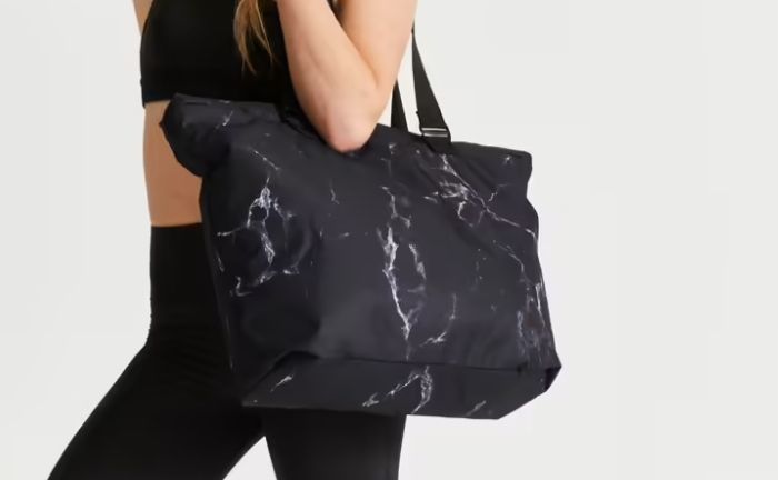 Con el bolso de gimnasio reversible de 25 L Domyos podrás llevar todos tus objetos personales a mano de manera cómoda y sencilla