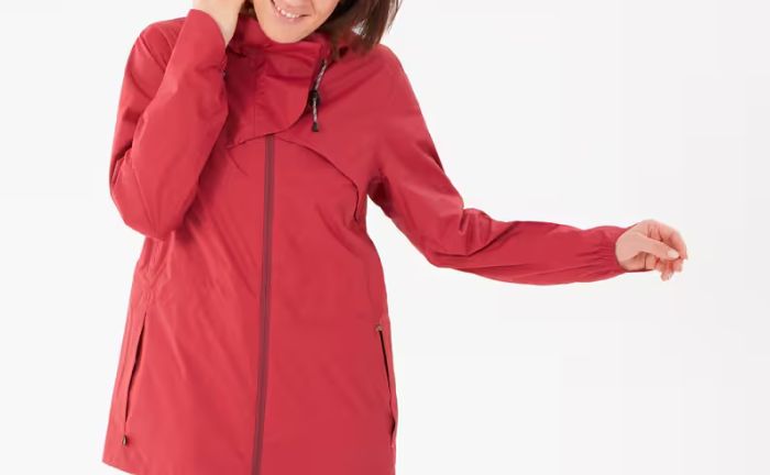 La chaqueta impermeable Quechua NH500 cuenta con una capa de efecto perlante que impide que el agua traspase sus fibras