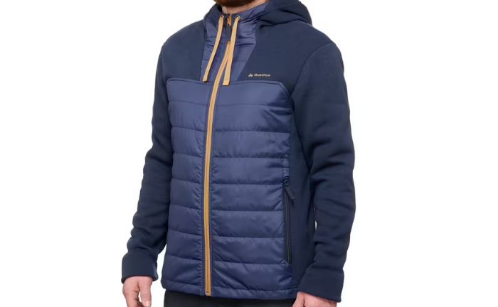 La chaqueta polar con capucha Quechua NH100 Hybride se ha convertido en una prenda imprescindible para muchos clientes de Decathlon