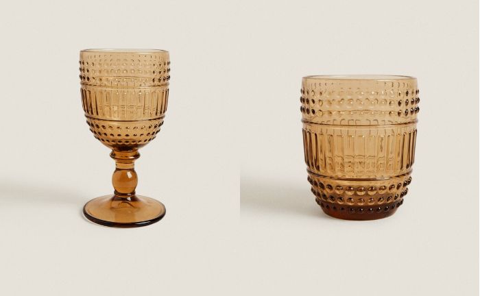 Copa y vaso de vidrio con diseño en color y puntos en relieve de Zara Home