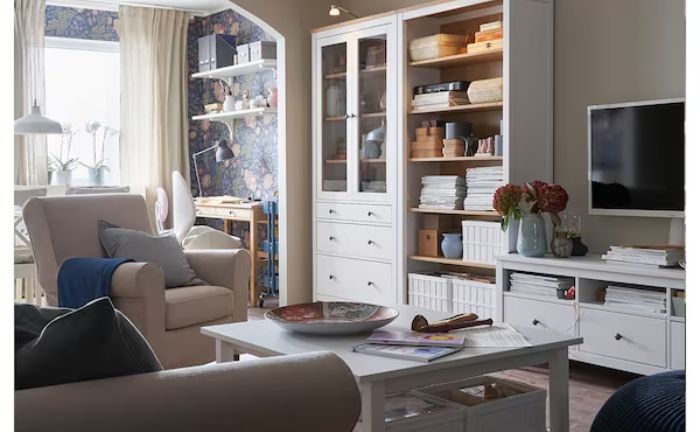 Estantería HEMNES de Ikea en acabado blanco como mueble de salón con la vitrina HEMNES