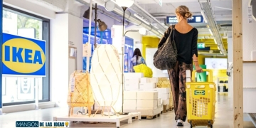 Ikea inicia el otoño rebajando su sofá cama más vendido