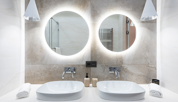 Baño con espejos retroiluminados