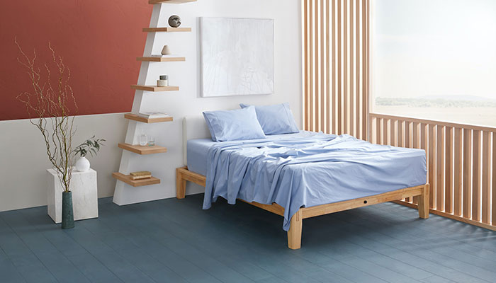 Dormitorio con decoración en blanco y madera