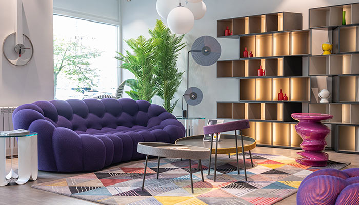Salón con sofá violeta y alfombra de colores