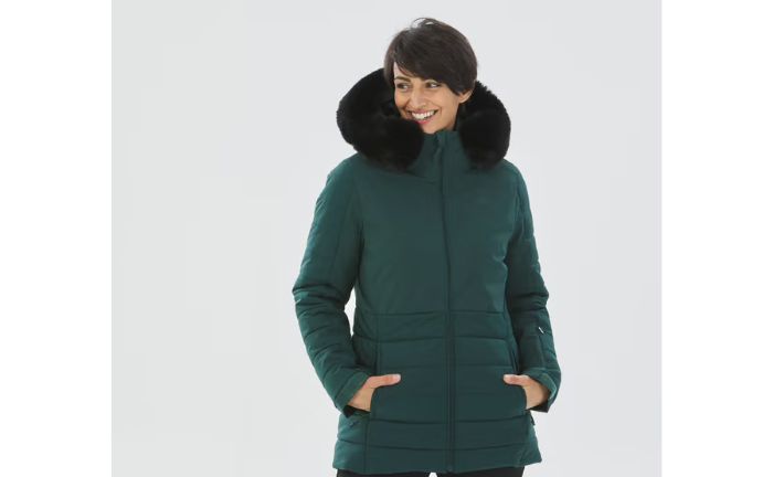 La chaqueta de esquí impermeable Wedze 100 es una de las mejores prendas de abrigo del catálogo de Decathlon