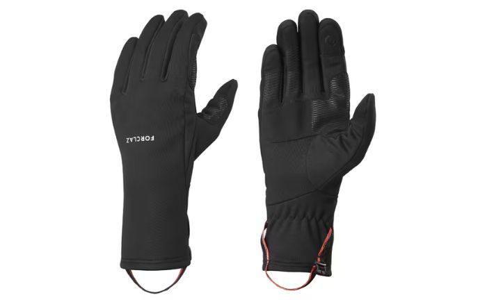 Los guantes táctiles Forclaz MT500 te permitirán manejar tu móvil o tablet sin pasar frío este invierno