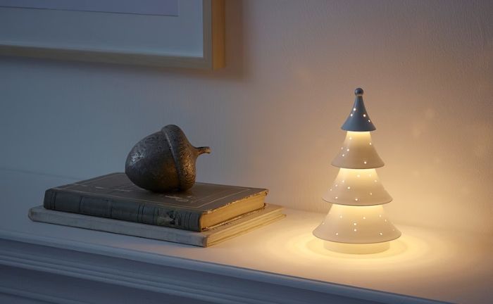 Lámpara pequeña forma árbol Navidad Ikea