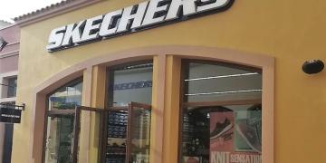 Estas Skechers Uno - Back Lit llaman la atención en todos los escaparates de las tiendas de la marca estadounidense