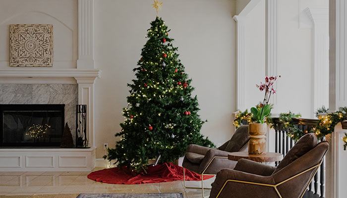 Árbol de Navidad decorado en rojo y dorado