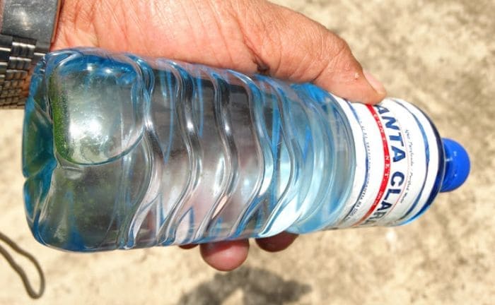 botella agua con moho