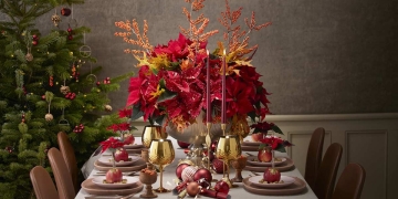 Decoración de mesa de Navidad con flores de Pascua