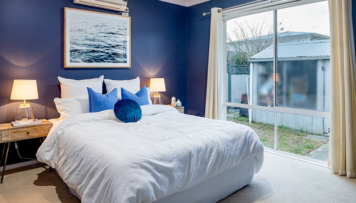 Dormitorio con las paredes en azul oscuro