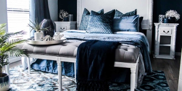 Dormitorio en colores oscuros y decoración recargada