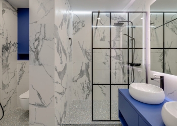 Baño moderno con ducha en marmol