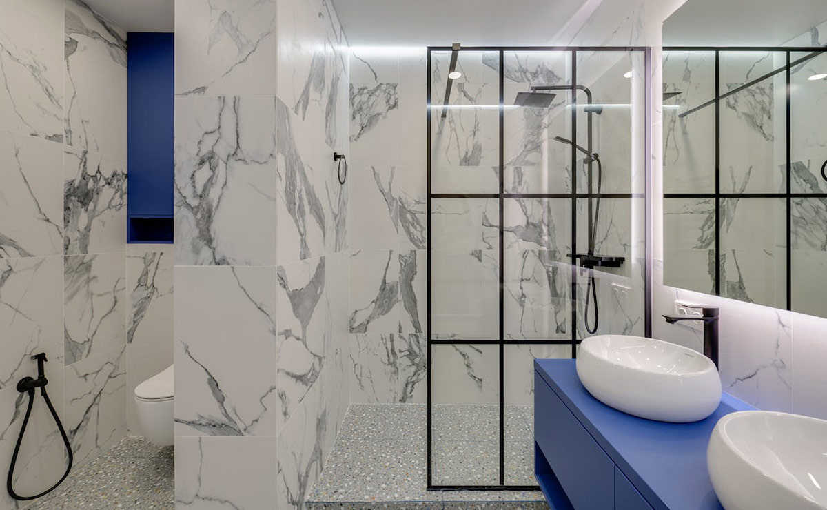 Baño moderno con ducha en marmol