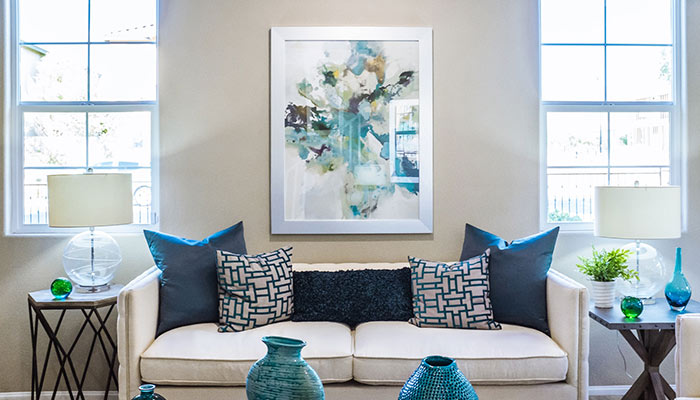 Salón con decoración de sofá blanco y cojines azules