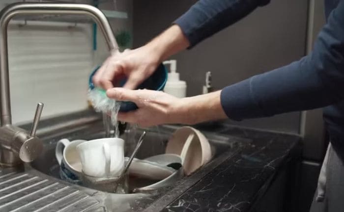 desperdiciar agua lavar platos