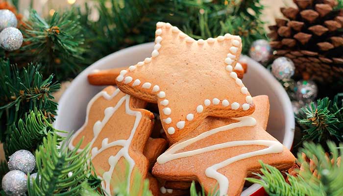 Plato con galletas navideñas