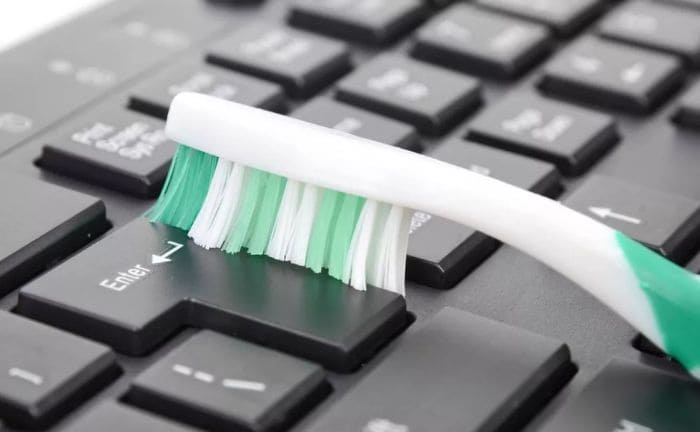 limpiar teclado ordenador cepillo dental