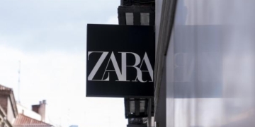 Pantalón baggy con rayas diplomáticas de Zara