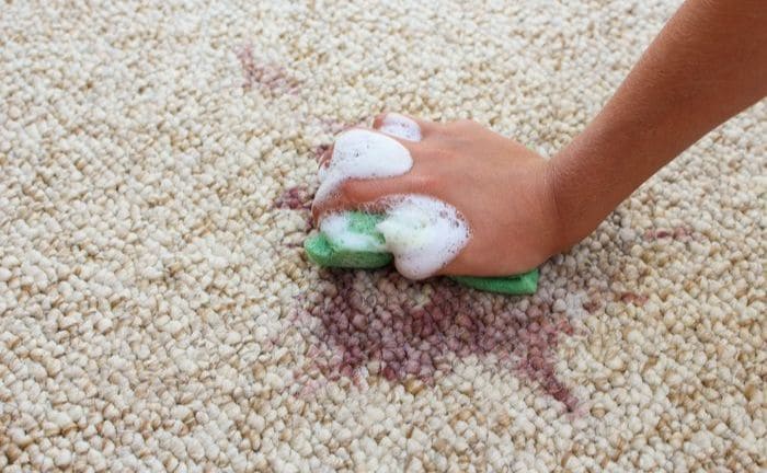 restregar mancha alfombra