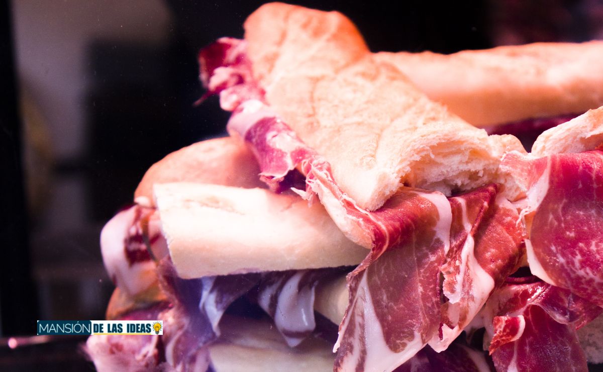 Un bocadillo de jamón serrano motivo de debate por una publicación en la cuenta soycamarero de X