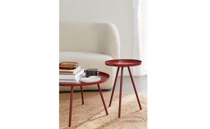 Mesas auxiliares vintage en color rojo oscuro de H&M Home