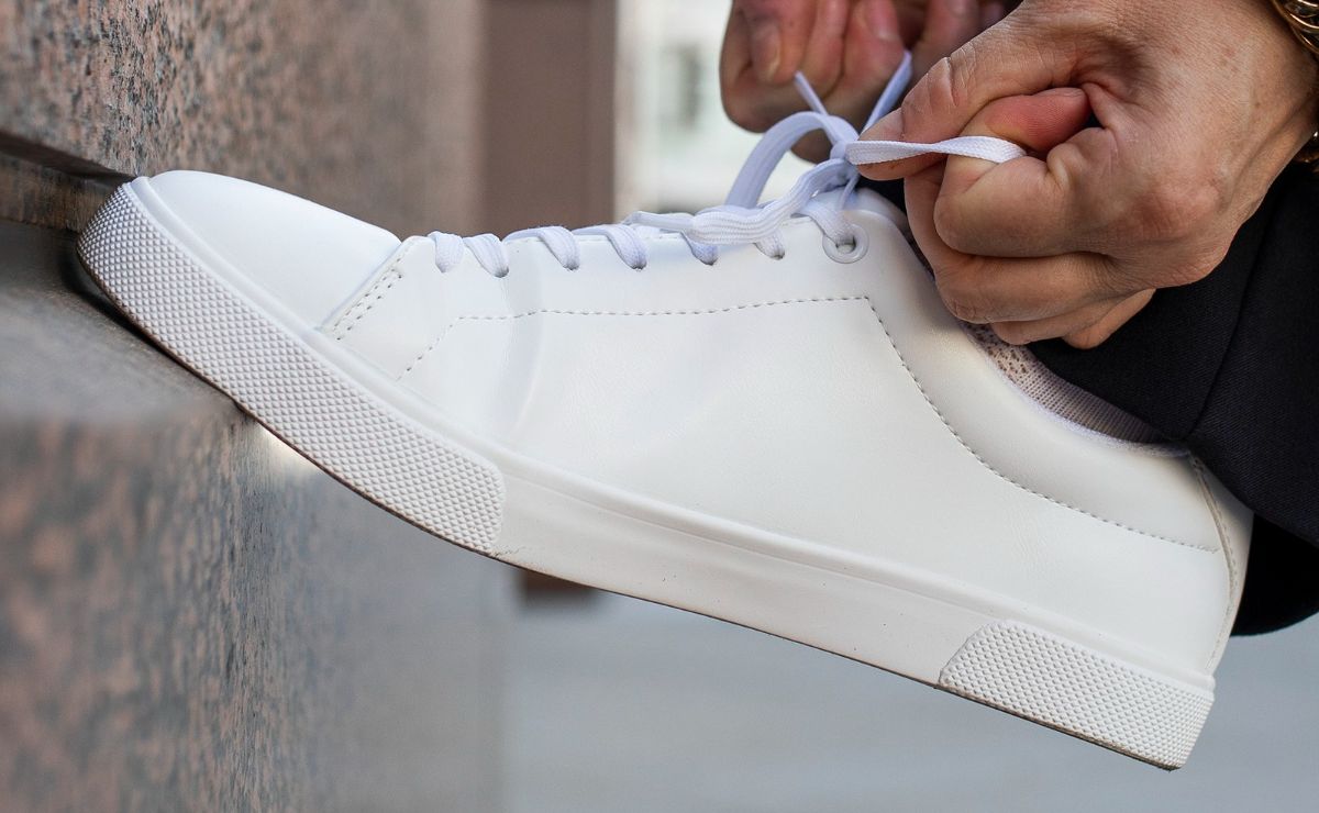 bicarbonato-zapatos-blancos