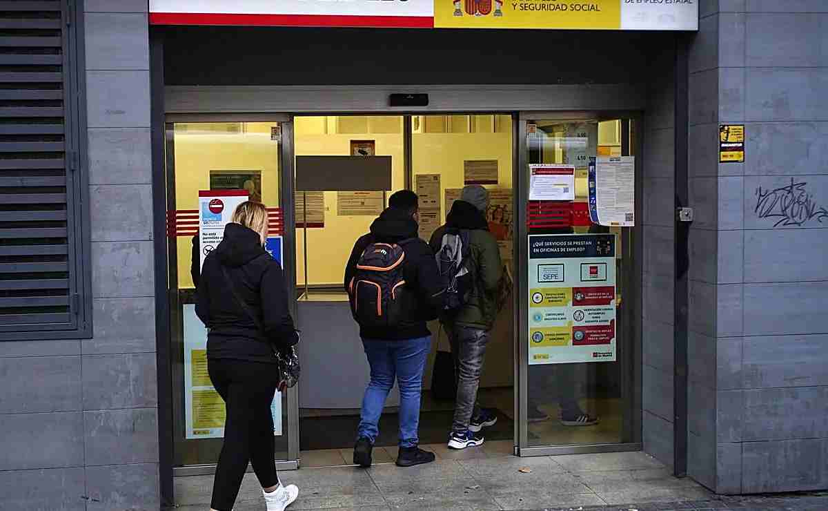 El SEPE da marcha atrás con la declaración de la renta obligatoria