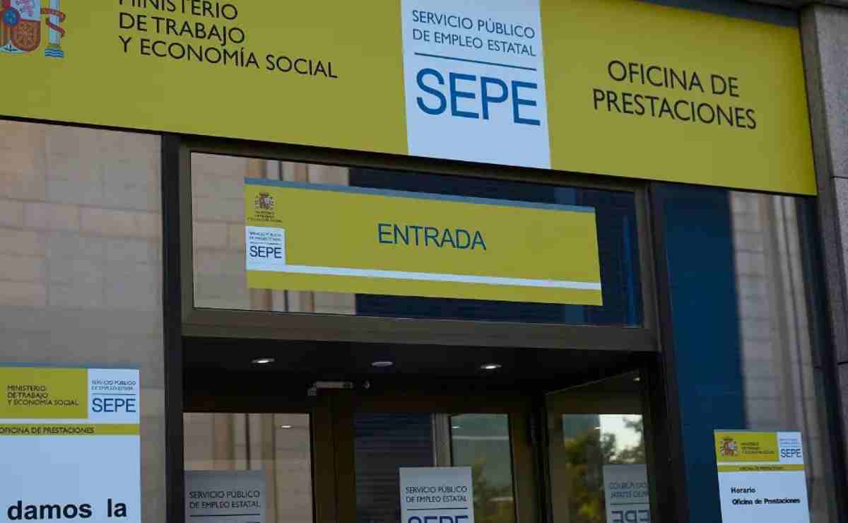 El SEPE aclara cuándo es compatible trabajar y cobrar el subsidio de mayores de 52 años
