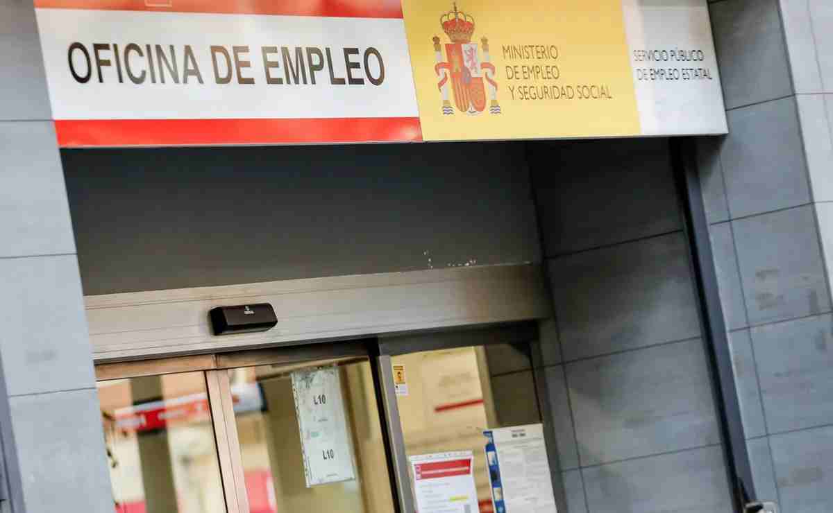 El error con el salario que está dejando sin subsidio a miles de mayores de 52 años
